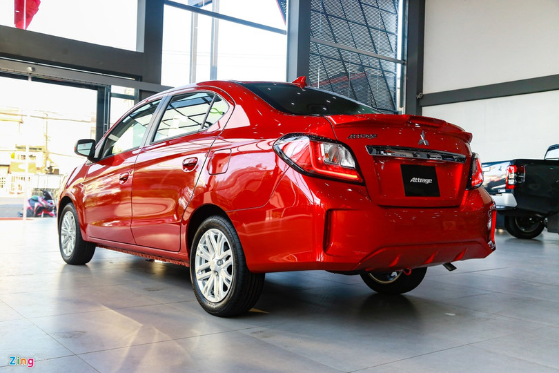 Giống với đầu xe, phần đuôi của Attrage 2020 cũng được thiết kế lại góc cạnh hơn. Xe dài hơn 60 mm so với đời trước chủ yếu là do cản sau được kéo dài ra, khiến xe nhìn cân đối hơn. Phía sau có thêm 2 thanh phản quang và đèn phanh trên cánh gió. Mitsubishi Attrage 2020 ra mắt tại Việt Nam, giá từ 375 triệu