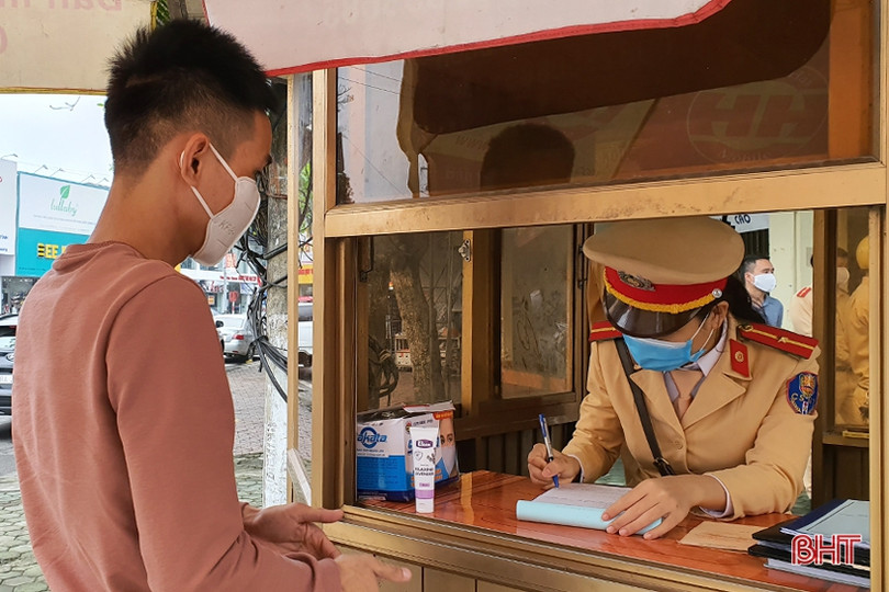 Người đi đường ở TP Hà Tĩnh ngỡ ngàng khi được CSGT đo thân nhiệt, phát khẩu trang miễn phí