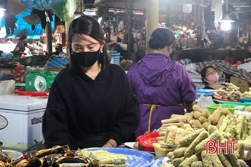 Người dân Hà Tĩnh đeo khẩu trang nơi công cộng phòng tránh dịch Covid-19