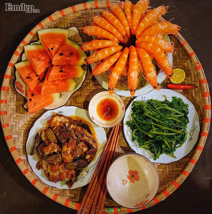 Chẳng phải nghĩ tối nay ăn gì với loạt mâm cơm siêu ngon của cô nàng 10X đang gây sốt cộng đồng mạng