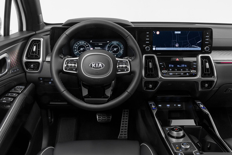 Kia Sorento 2021 được thừa hưởng sự tiện nghi và sang trọng từ đàn anh Telluride với hệ thống đèn viền nội thất và ghế bọc da Nappa. Các trang bị khác trong xe gồm màn hình thông tin giải trí kích thước 10,25 inch và bảng đồng hồ kỹ thuật số 12,3 inch. Kia Sorento thế hệ mới ra mắt, chờ ngày về Việt Nam