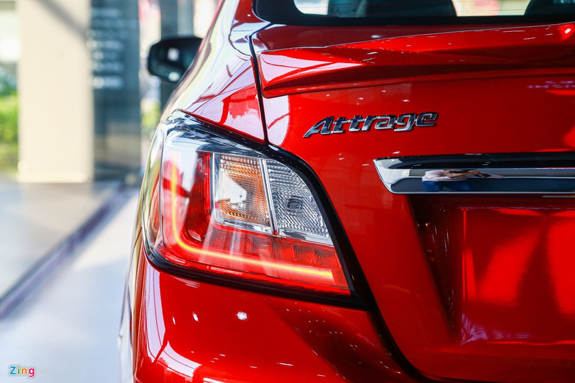 Đèn hậu sử dụng bóng halogen, vẫn mang đường nét cũ nhưng có thêm viền màu đen và dãy LED họa tiết chữ L thể thao hơn. Dung tích cốp sau 450 lít ở mức, nhiều hơn Hyundai Accent (387 lít) nhưng thua Toyota Vios (506 lít) và Kia Soluto (475 lít). Mitsubishi Attrage 2020 ra mắt tại Việt Nam, giá từ 375 triệu