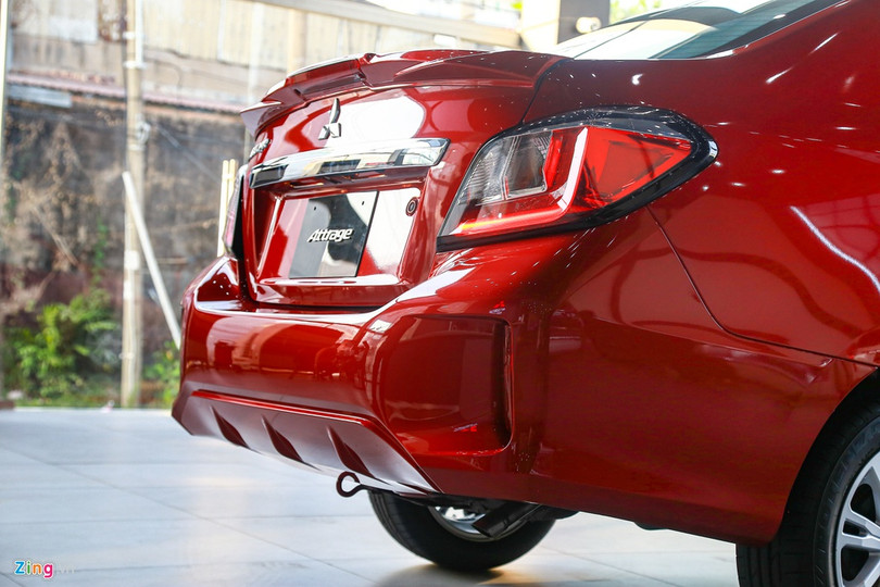 Đèn hậu sử dụng bóng halogen, vẫn mang đường nét cũ nhưng có thêm viền màu đen và dãy LED họa tiết chữ L thể thao hơn. Dung tích cốp sau 450 lít ở mức, nhiều hơn Hyundai Accent (387 lít) nhưng thua Toyota Vios (506 lít) và Kia Soluto (475 lít). Mitsubishi Attrage 2020 ra mắt tại Việt Nam, giá từ 375 triệu