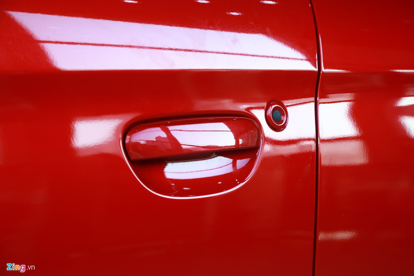 Gương chiếu hậu chỉnh điện tích hợp báo rẽ, trong khi đó đối thủ Kia Soluto vẫn sử dụng gương chiếu hậu chỉnh cơ. Dù ngoại hình được chăm chút khá nhiều, thế nhưng Mitsubishi Attrage 2020 vẫn giữ thiết kế tay nắm cửa giống thế hệ trước nhìn khá thô và lạc hậu. Mitsubishi Attrage 2020 ra mắt tại Việt Nam, giá từ 375 triệu