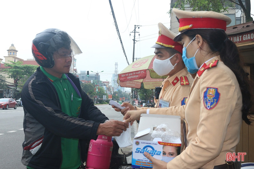 Người đi đường ở TP Hà Tĩnh ngỡ ngàng khi được CSGT đo thân nhiệt, phát khẩu trang miễn phí