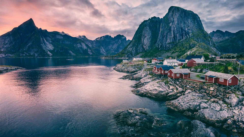 Cuộc sống như mơ giữa thiên nhiên rộng lớn đã góp phần giúp chỉ số hạnh phúc của người dân Na Uy cao thứ 5 thế giới. Tới đây, bạn sẽ được khám phá các vịnh, tận hưởng thiên nhiên trong lành giữa đồng cỏ bao la. Mùa hè, không khí mát mẻ, bạn có thể leo núi, cắm trại. Mùa đông là thời điểm thích hợp cho những hoạt động thể thao trên tuyết. Phần Lan tiếp tục là quốc gia hạnh phúc nhất thế giới