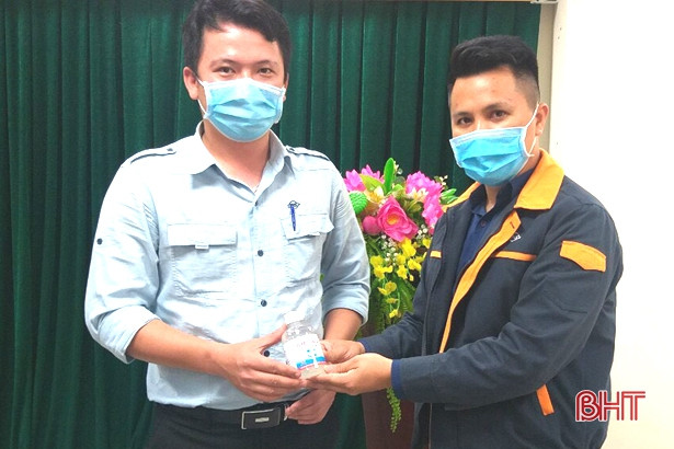 Formosa Hà Tĩnh trao tặng hơn 6.200 lọ nước rửa tay phòng dịch Covid-19