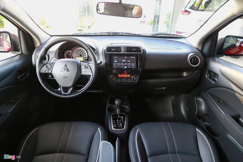 Cách bố trí trong cabin của Mitsubishi Attrage 2020 không thay đổi nhiều so với đời trước. Vẫn là kiểu thiết kế đơn giản và thực dụng. Ghế ngồi chỉnh cơ, phiên bản 1.2 CVT có ghế bọc da, chỉ khâu màu trắng tương phản. Bản 1.2 MT có ghế bọc nỉ. Mitsubishi Attrage 2020 ra mắt tại Việt Nam, giá từ 375 triệu