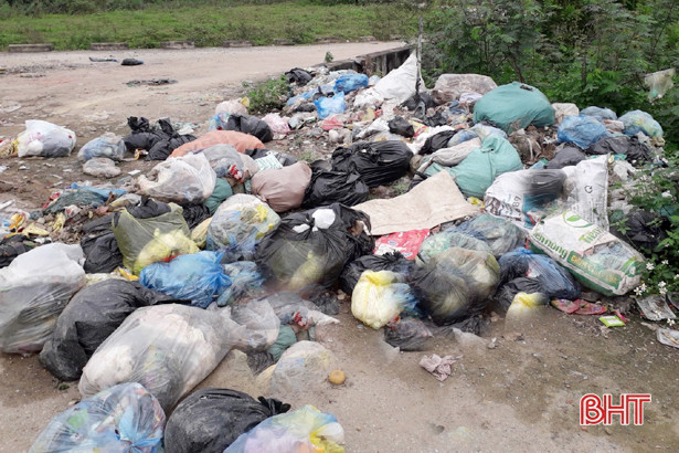 Rác thải “nhảy múa” trên tỉnh lộ 17 của Hà Tĩnh