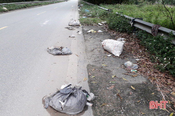 Rác thải “nhảy múa” trên tỉnh lộ 17 của Hà Tĩnh