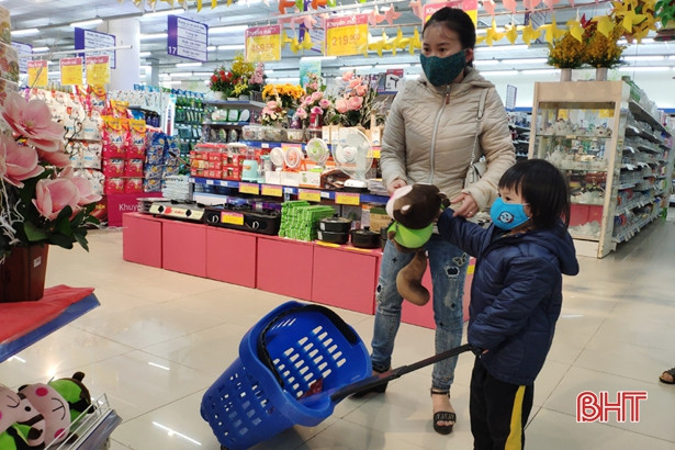 Người dân Hà Tĩnh đeo khẩu trang nơi công cộng phòng tránh dịch Covid-19