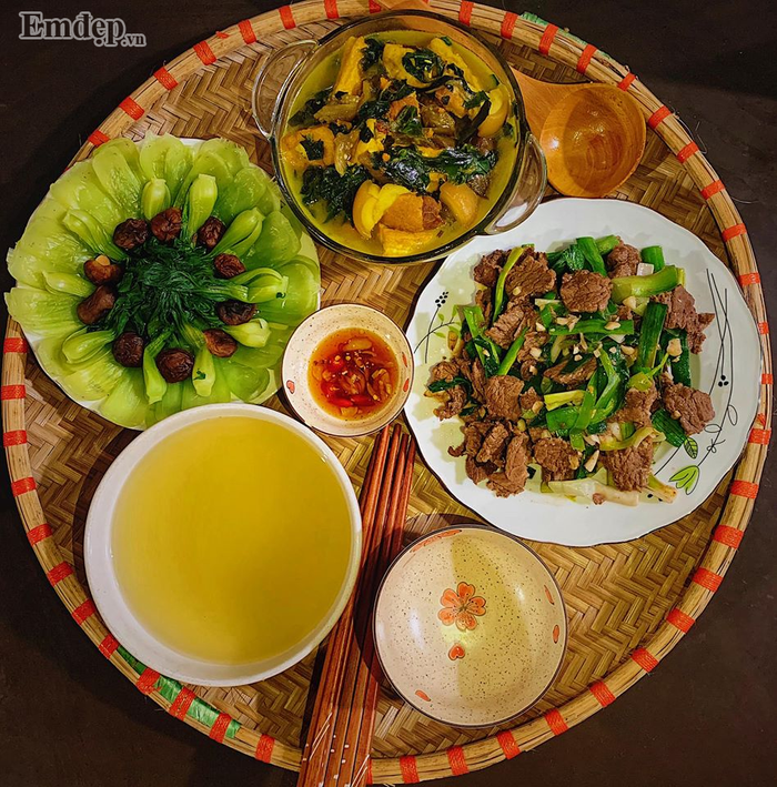 Chẳng phải nghĩ tối nay ăn gì với loạt mâm cơm siêu ngon của cô nàng 10X đang gây sốt cộng đồng mạng