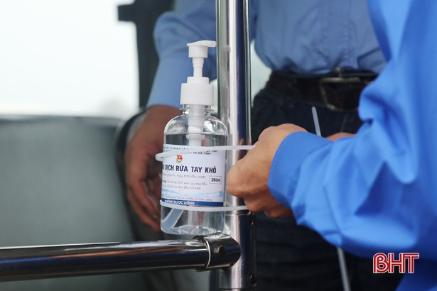 Lắp đặt 200 bình dung dịch rửa tay trên xe bus tại Hà Tĩnh