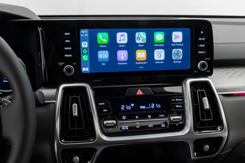 Các công nghệ an toàn trên Sorento 2021 gồm hỗ trợ tránh va chạm phía trước, cảnh báo điểm mù, camera 360 độ, hỗ trợ tránh va chạm tại điểm mù, hỗ trợ giới hạn tốc độ tự động, kiểm soát hành trình thông minh tích hợp tính năng Stop & Go, hỗ trợ giữ làn, cảnh báo tài xế mất tập trung, hỗ trợ lái xe trên đường cao tốc, hỗ trợ tránh va chạm phía sau khi lùi xe và cảnh báo phương tiện cắt ngang phía sau. Kia Sorento thế hệ mới ra mắt, chờ ngày về Việt Nam