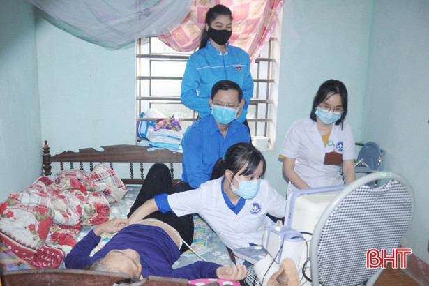 Tuổi trẻ Thành Sen chia nhóm nhỏ hoạt động tình nguyện ngày thứ 7