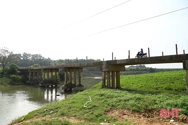 Hạ tầng giao thông xuống cấp “cản bước” Hương Khê xây dựng nông thôn mới