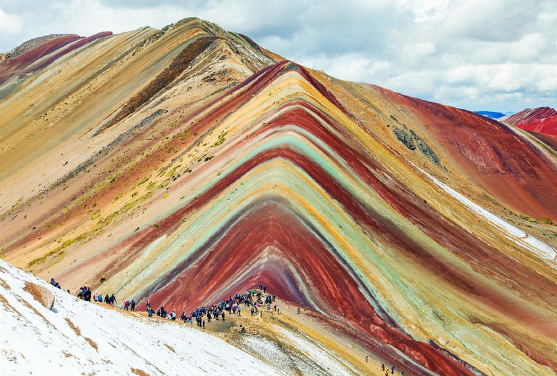 Núi Montaña de Colores, Peru: Đến với ngọn núi cầu vồng, du khách ngỡ như đang ngắm nhìn một bức tranh với những tảng đá đầy màu sắc. Núi Montaña de Colores nằm ở độ cao 5.200 m so với mực nước biển và là một điểm du lịch nổi tiếng. Giữa tháng 5 đến tháng 10 là thời điểm đẹp nhất tại đây. Không có gì ngạc nhiên khi ngọn núi này nằm trong danh sách những địa điểm đáng ghé thăm nhất ở Peru. Ảnh: Getty. Những địa điểm rực rỡ sắc màu trên thế giới