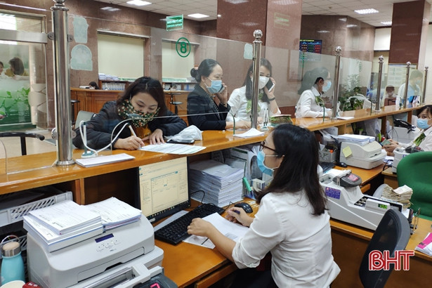 Người dân Hà Tĩnh đeo khẩu trang nơi công cộng phòng tránh dịch Covid-19