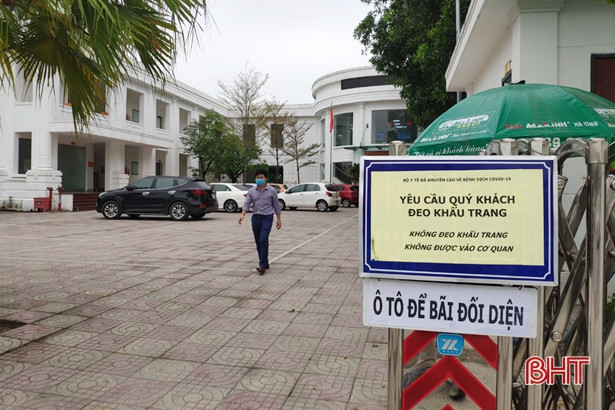 Người dân Hà Tĩnh đeo khẩu trang nơi công cộng phòng tránh dịch Covid-19