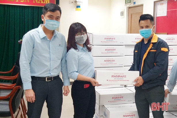 Formosa Hà Tĩnh trao tặng hơn 6.200 lọ nước rửa tay phòng dịch Covid-19