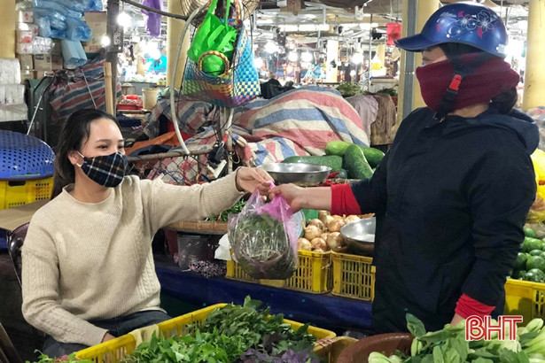 Người dân Hà Tĩnh đeo khẩu trang nơi công cộng phòng tránh dịch Covid-19