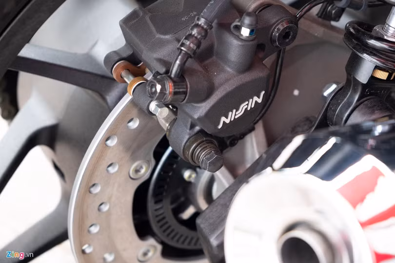 Khác với phiên bản CB1100 EX sử dụng vành nan hoa 18 inch, CB1100 RS sử dụng vành nhôm đúc 10 chấu 17 inch. Bao bọc bên ngoài là bộ lốp Bridgestone kích thước 120/70 ở phía trước và 180/55 ở phía sau. Do bộ mâm kích thước nhỏ hơn CB1100 EX, khoảng sáng gầm của CB1100 RS giảm đôi chút, chỉ còn 130 mm (trên CB1100 EX là 135 mm). Môtô cổ điển Honda CB1100 RS giá hơn 500 triệu tại Việt Nam