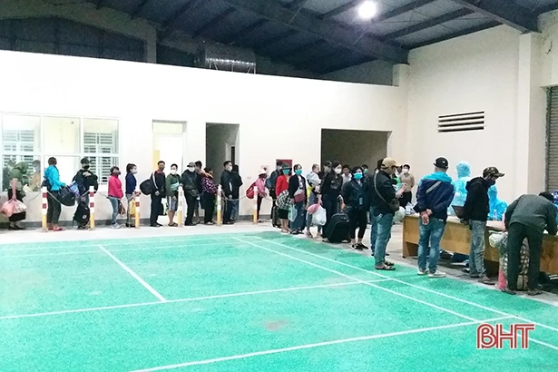 Công dân làm thơ tri ân trước giờ rời khu cách ly cổng B - Cửa khẩu Cầu Treo