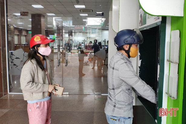 Người dân Hà Tĩnh đeo khẩu trang nơi công cộng phòng tránh dịch Covid-19