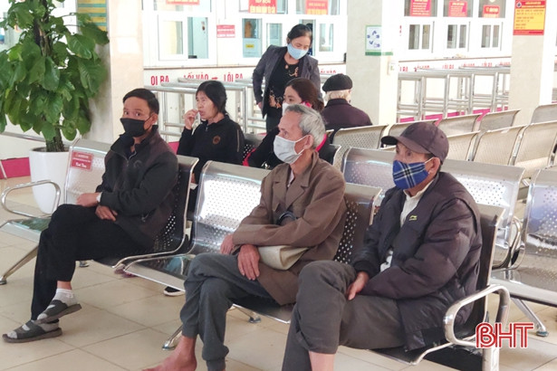 Người dân Hà Tĩnh đeo khẩu trang nơi công cộng phòng tránh dịch Covid-19