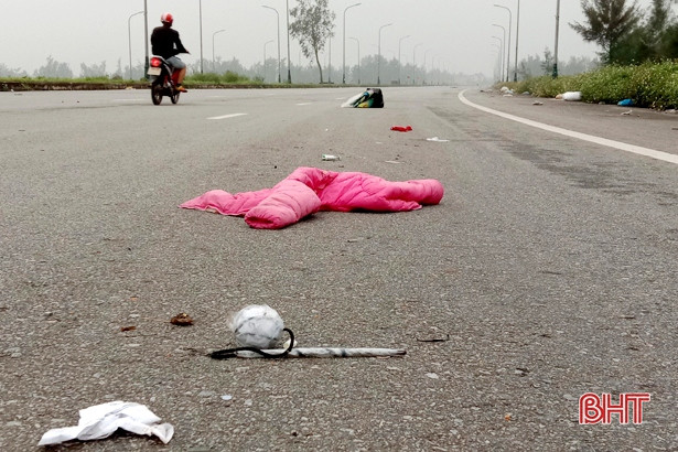 Rác bừa bãi trên đường vào trung tâm hành chính huyện Lộc Hà