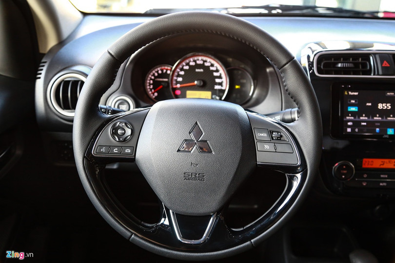 Trên phiên bản 1.2 CVT, vô lăng bọc da giống với đời trước, tích hợp các nút chức năng như âm lượng, đàm thoại rảnh tay và có thêm cruise control. Đây được xem là điểm vượt trội của Attrage so với Kia Soluto. Mặt đồng hồ anolog có đồ họa mới bắt mắt hơn. Mitsubishi Attrage 2020 ra mắt tại Việt Nam, giá từ 375 triệu