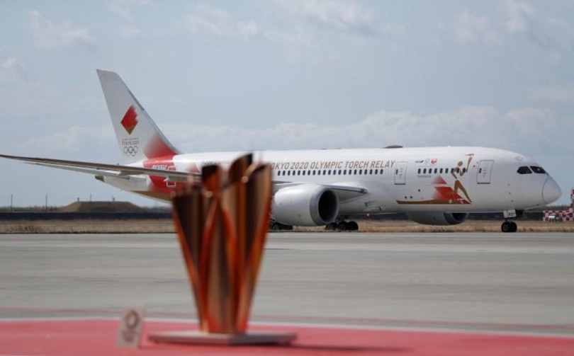 Giữa “bão dịch”, máy bay chở đuốc Olympic 2020 vẫn hạ cánh xuống Nhật Bản