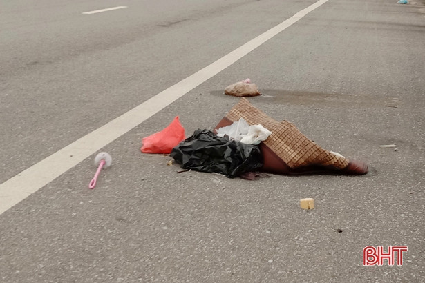 Rác bừa bãi trên đường vào trung tâm hành chính huyện Lộc Hà