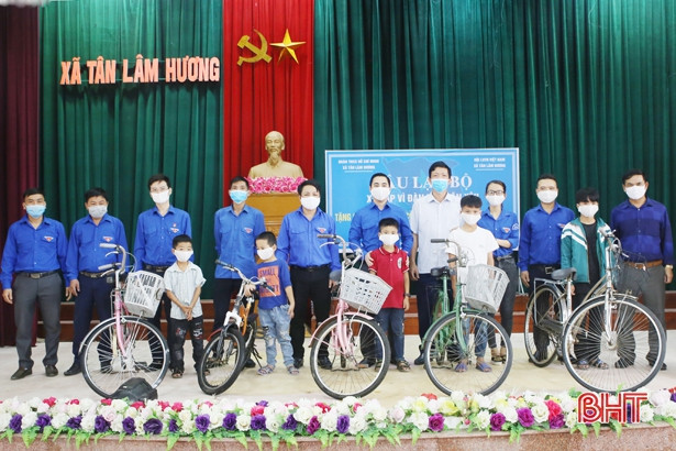 Tuổi trẻ Thạch Hà sửa xe đạp cũ tặng học sinh nghèo