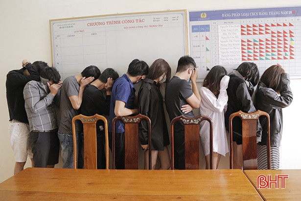 Công an TP Hà Tĩnh bắt quả tang 11 đối tượng “đập đá” trong khách sạn
