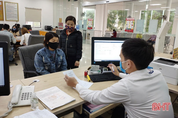 Người dân Hà Tĩnh đeo khẩu trang nơi công cộng phòng tránh dịch Covid-19