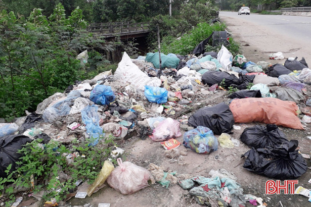 Rác thải “nhảy múa” trên tỉnh lộ 17 của Hà Tĩnh