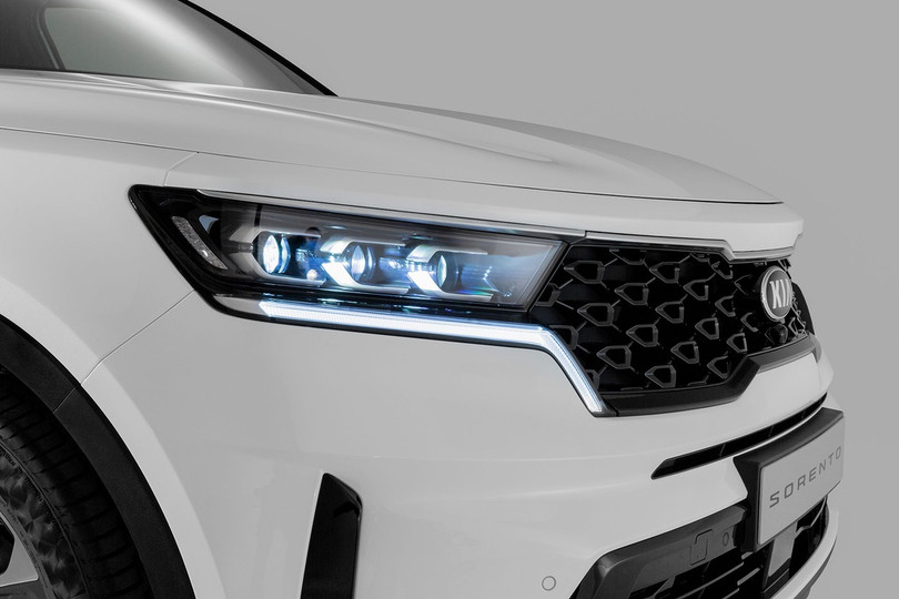 Ở phía trước, đầu xe của Sorento 2021 nổi bật với lưới tản nhiệt dạng “mũi hổ” đặc trưng được thiết kế vuông vức hơn và nối liền với hệ thống đèn chiếu sáng LED. Kia Sorento thế hệ mới ra mắt, chờ ngày về Việt Nam