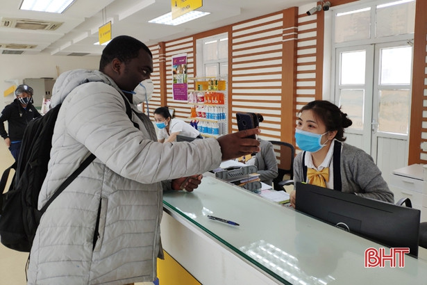 Người dân Hà Tĩnh đeo khẩu trang nơi công cộng phòng tránh dịch Covid-19