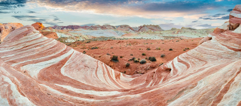 Thung lũng Lửa, Mỹ: Các hẻm núi màu hồng từ lâu đã đem đến sự ngạc nhiên cho nhiều du khách. Nhiều người còn chủ động đi đường vòng để ngắm nhìn những khối đá màu pastel tuyệt đẹp này. Công viên nổi tiếng với những khối đá tạo bằng sa thạch đỏ, được cho là hơn 150 triệu năm tuổi. Ảnh: Mara Brandl/imageBROKER/REX/Shutterstock. Những địa điểm rực rỡ sắc màu trên thế giới