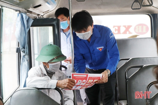 Lắp đặt 200 bình dung dịch rửa tay trên xe bus tại Hà Tĩnh