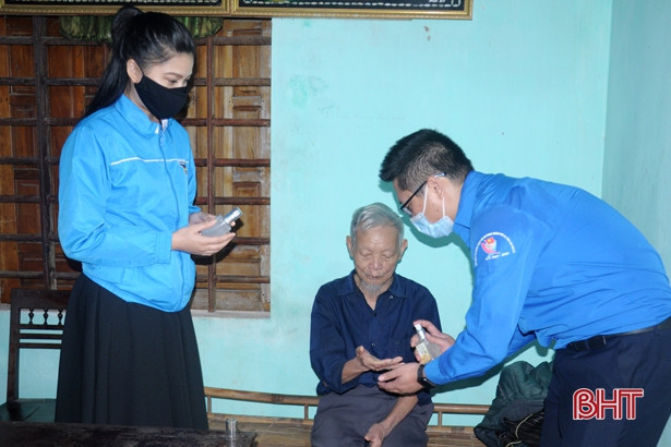 Tuổi trẻ Thành Sen chia nhóm nhỏ hoạt động tình nguyện ngày thứ 7