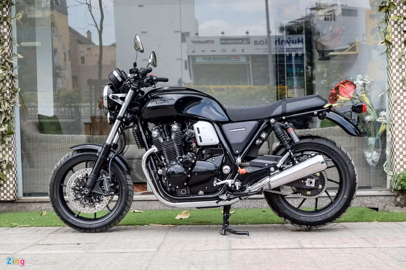 Những chiếc Honda CB1100 RS đầu tiên có mặt tại Việt Nam vào đầu năm 2017, thông qua đại lý tư nhân. Sau 3 năm, CB1100 RS nhận được một số thay đổi đến từ màu sơn ngoại thất và các chi tiết. Dù được bổ sung các yếu tố thể thao, Honda CB1100 RS (retro-sport) vẫn là mẫu xe mang đậm chất cổ điển với đèn pha tròn, bình xăng hình giọt nước, yên xe phẳng. Môtô cổ điển Honda CB1100 RS giá hơn 500 triệu tại Việt Nam