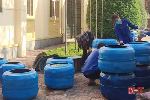  Đoàn viên thanh niên Hà Tĩnh “biến” lốp ô tô cũ thành thùng đựng rác