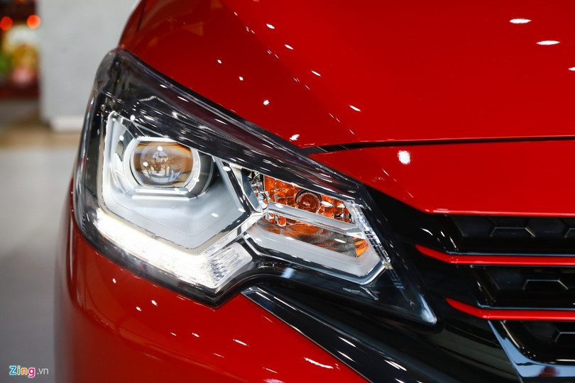 Điểm nhấn đáng chú ý là phần đầu xe được thay đổi hoàn toàn. Đèn pha được tái thiết kế góc cạnh hơn. Phiên bản 1.2 CVT sử dụng bóng LED thấu kính, trong khi bản 1.2 MT chỉ trang bị đèn halogen. Mitsubishi Attrage 2020 ra mắt tại Việt Nam, giá từ 375 triệu