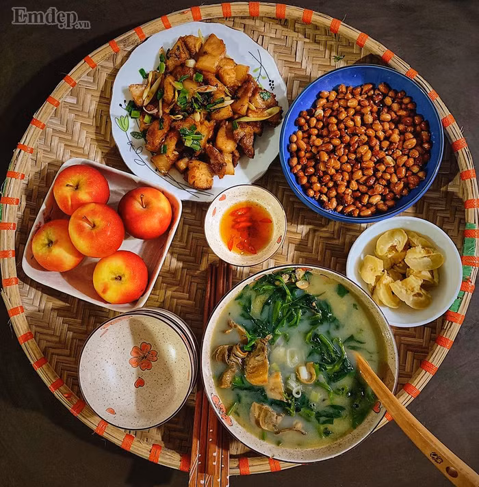 Chẳng phải nghĩ tối nay ăn gì với loạt mâm cơm siêu ngon của cô nàng 10X đang gây sốt cộng đồng mạng