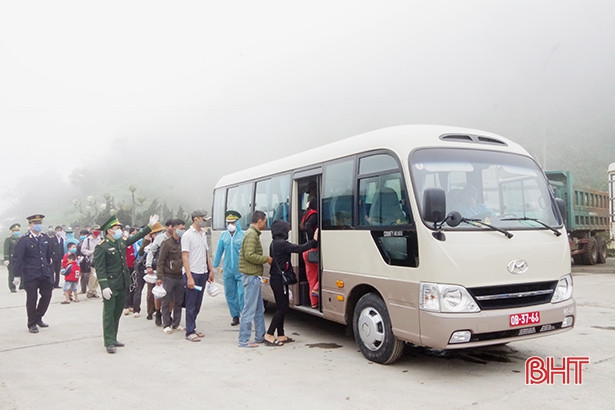 Chốt chặn đường mòn, lối mở không để người dân vượt biên vào Hà Tĩnh trái phép