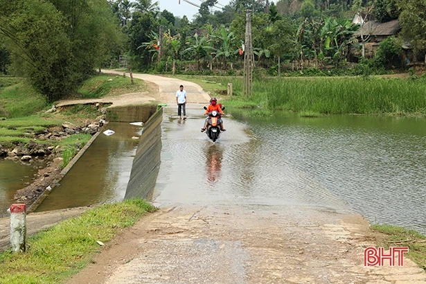 Hạ tầng giao thông xuống cấp “cản bước” Hương Khê xây dựng nông thôn mới