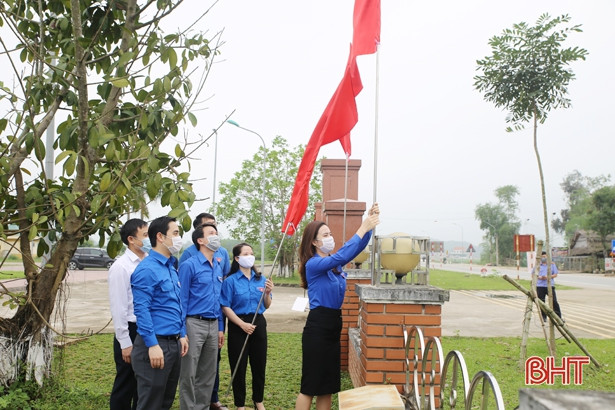 Bàn giao “Hàng hồng kỳ” làm đẹp khu tưởng niệm Lý Tự Trọng