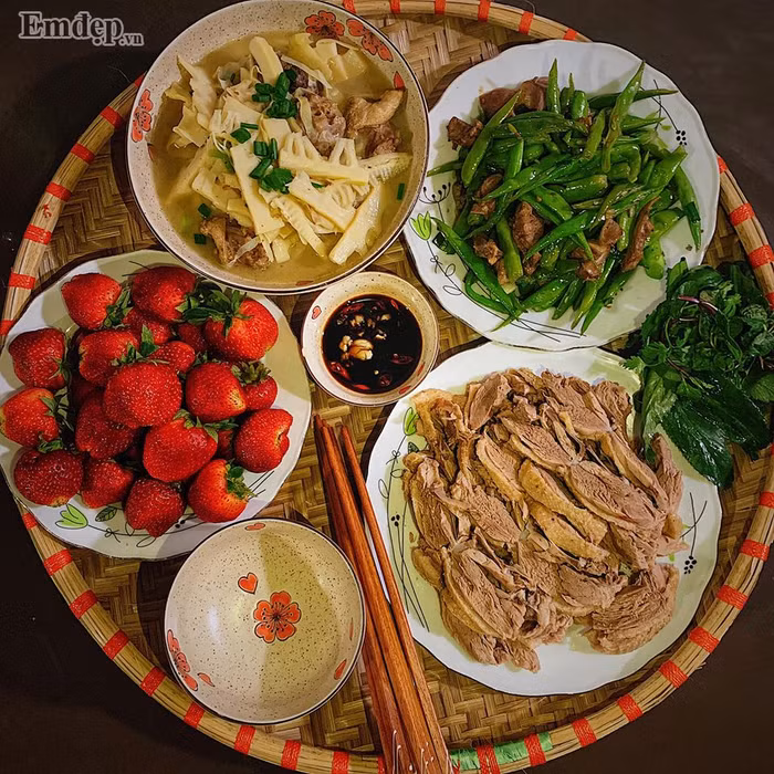 Chẳng phải nghĩ tối nay ăn gì với loạt mâm cơm siêu ngon của cô nàng 10X đang gây sốt cộng đồng mạng